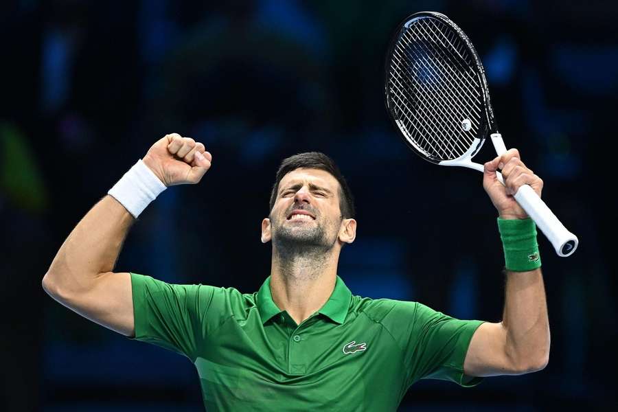 Novak Djokovic viert zijn overwinning op Stefanos Tsitsipas 