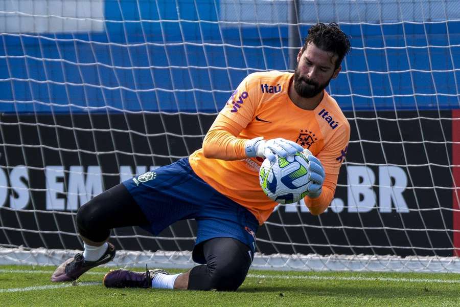 Lesão na mão tirou Alisson do jogo deste sábado