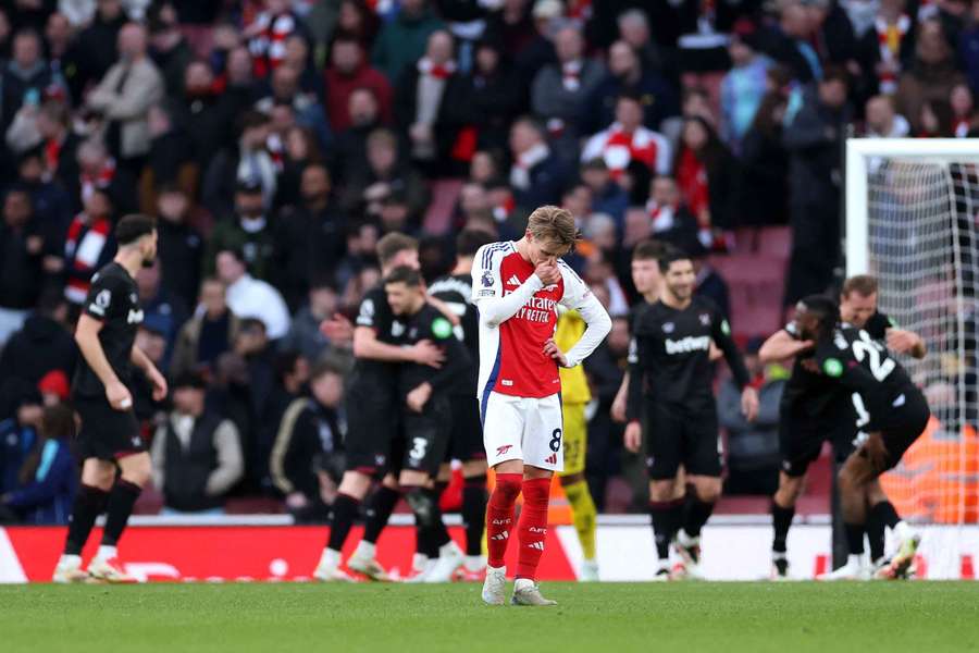 Wpadka wicelidera Arsenalu, Lewis-Skelly z czerwoną kartką. Kontuzja Jana Bednarka
