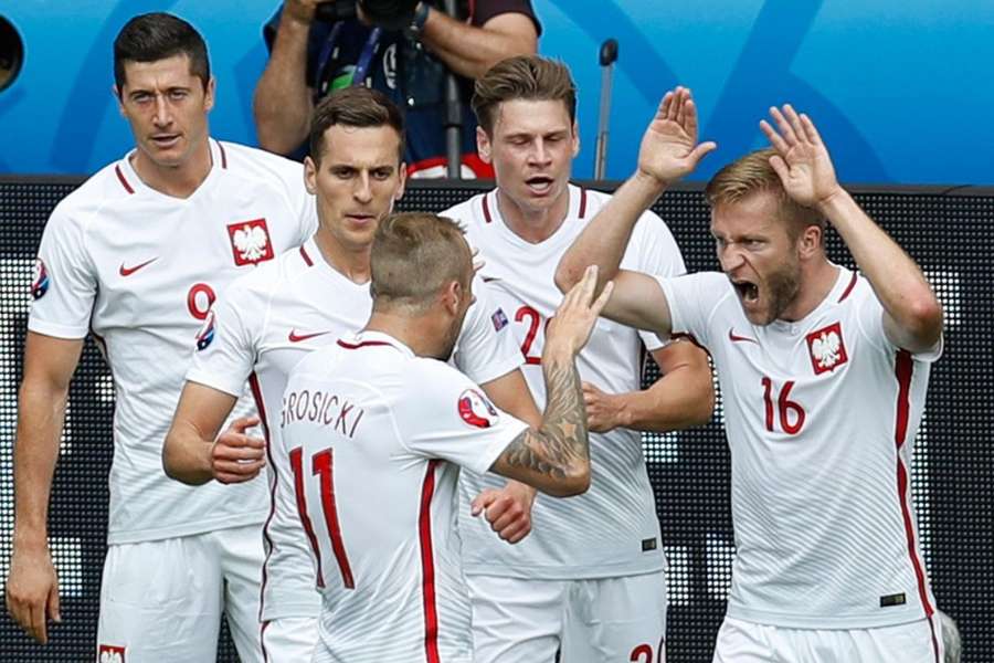Reprezentacja Polski ciesząca się po golu Błaszczykowskiego podczas meczu ze Szwajcarią na Euro 2016