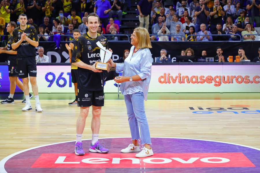 Marcelinho Huertas recibe su trofeo como Mejor Jugador Latinoamericano de la ACB