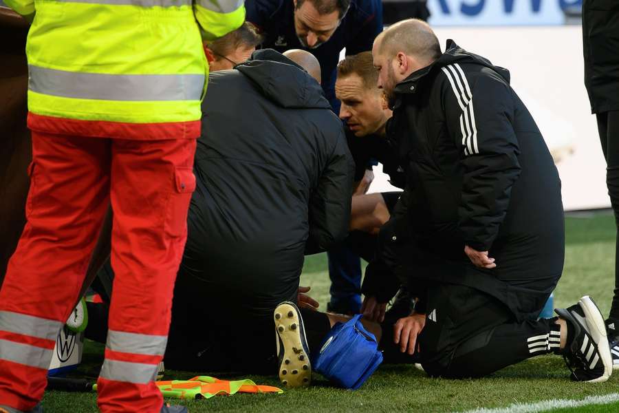 Schiedsrichter-Assistent Thorben Siewer musste behandelt werden.