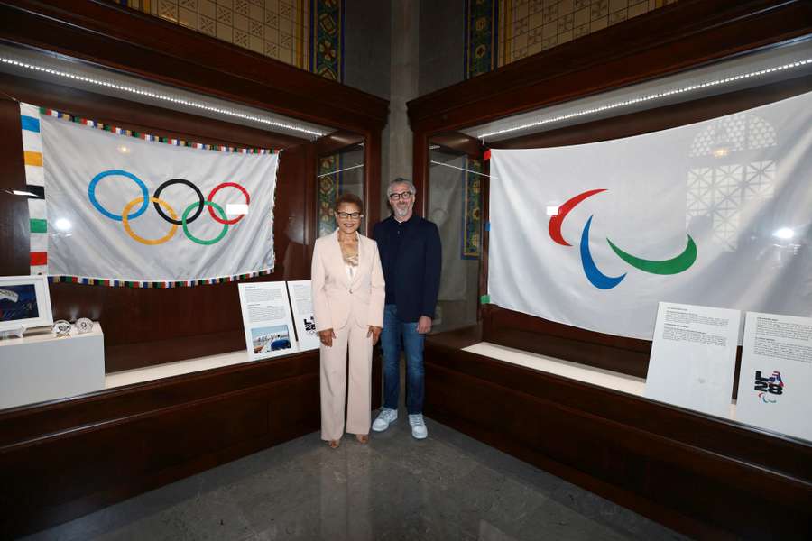 Karen Bass (L) en voorzitter van LA 2028 Casey Wasserman