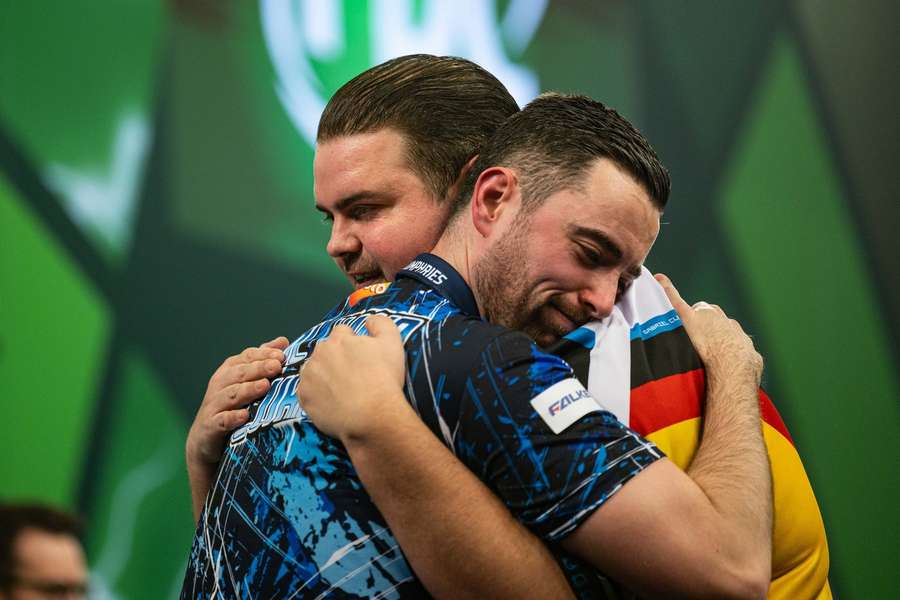 Clemens bekam nach seinem Aus eine Umarmung von Luke Humphries Clemens bekam nach seinem Aus eine Umarmung von Luke Humphries