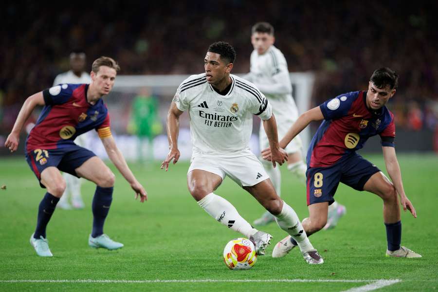 Bellingham, rodeado por De Jong y Pedri en la final de la Copa del Rey Bellingham, rodeado por De Jong y Pedri en la final de la Copa del Rey
