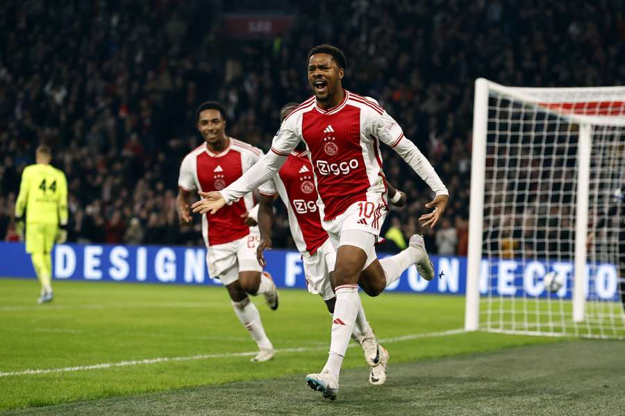 Chuba Akpom viert de 3-1 van Ajax