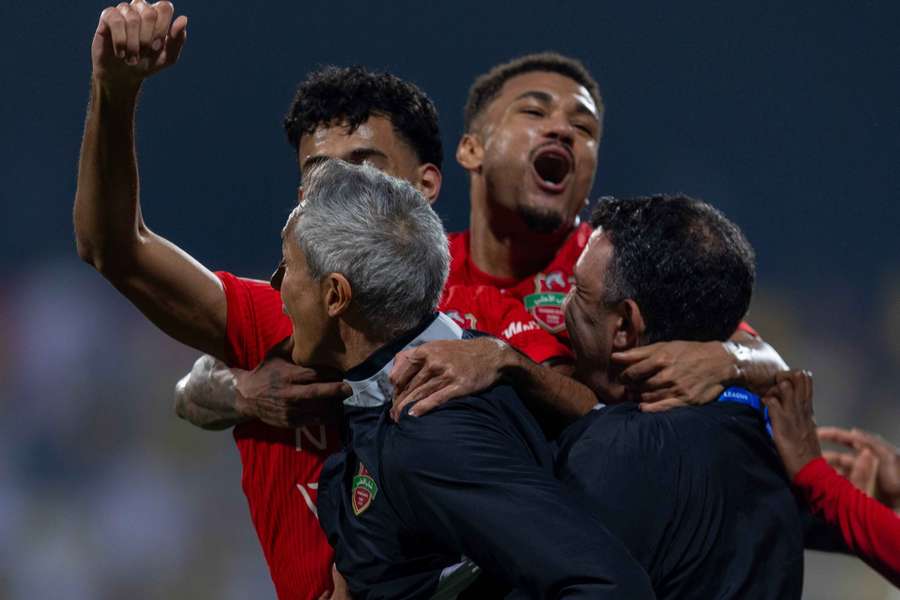 A festa dos jogadores do Shabab Al-Ahli com Paulo Sousa