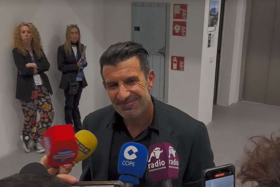 Figo falou aos jornalistas no regresso ao Bernabéu