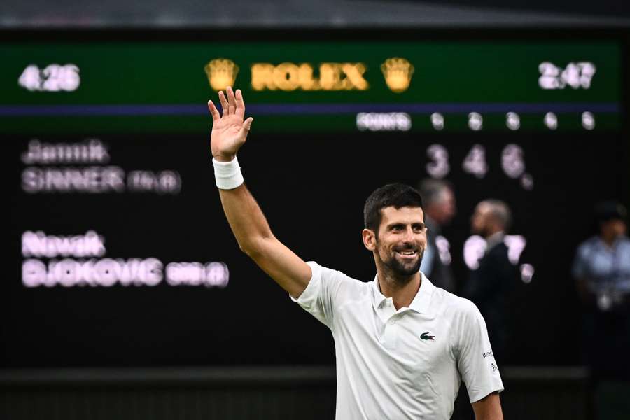 Il serbo Novak Djokovic festeggia la vittoria contro l'italiano Jannik Sinner
