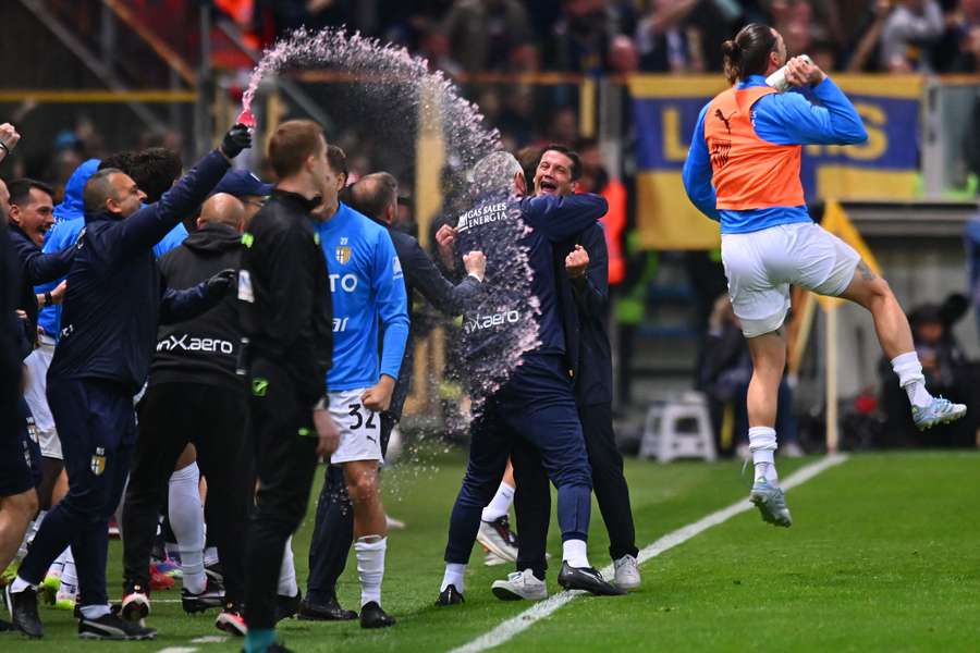 Cristi Chivu se bucură pe marginea terenului după victoria cu Juventus