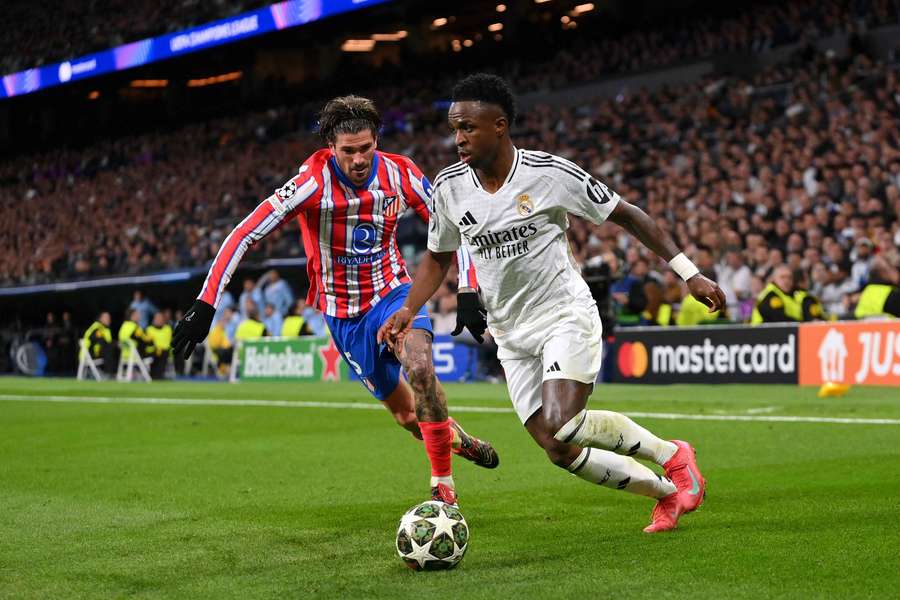 Vinicius tenta driblar De Paul