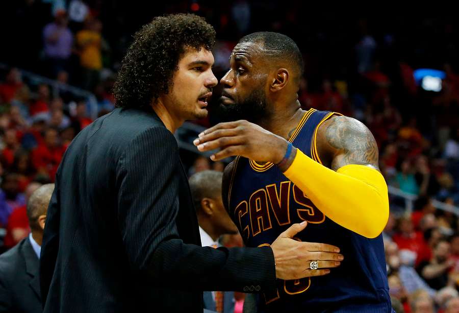 Varejão é cumprimentado por LeBron James, parceiros e ícones dos Cavs Varejão é cumprimentado por LeBron James, parceiros e ícones dos Cavs