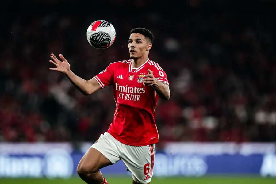 Alexander Bah fez primeiros minutos da pré-temporada no Benfica