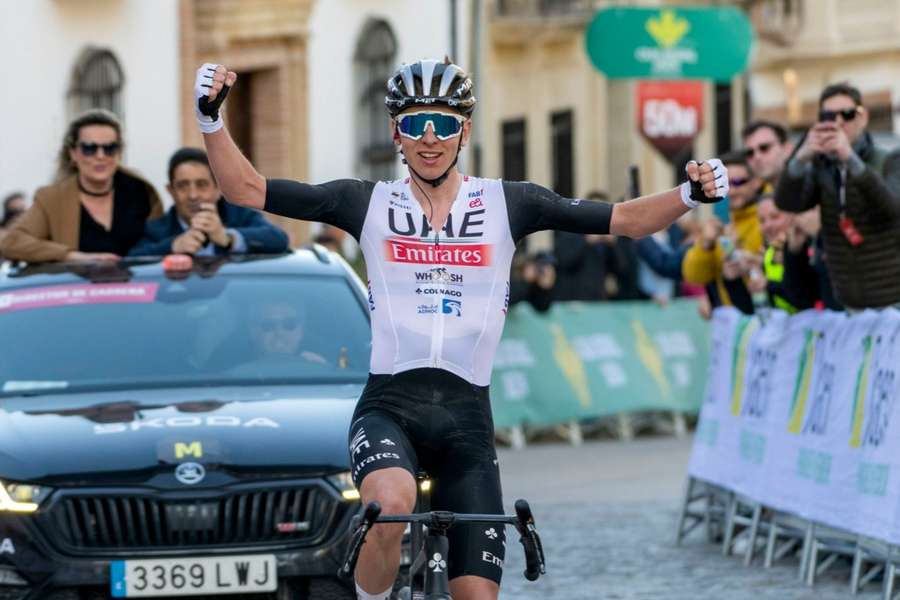 Tadej Pogacar celebra su triunfo en Jaén