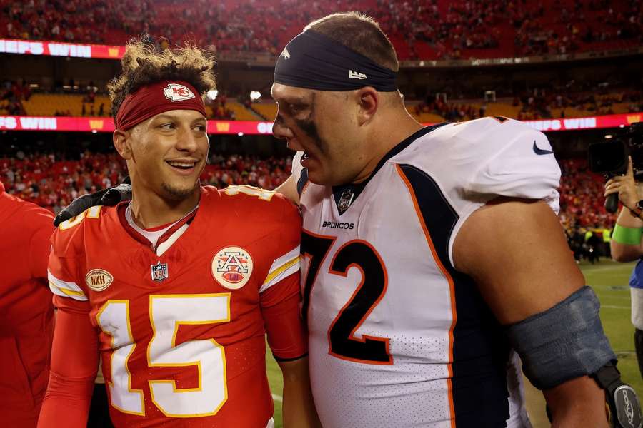 NFL: Patrick Mahomes (l.) von den Chiefs zusammen mit Garett Bolles (r.) von den Denver Broncos.