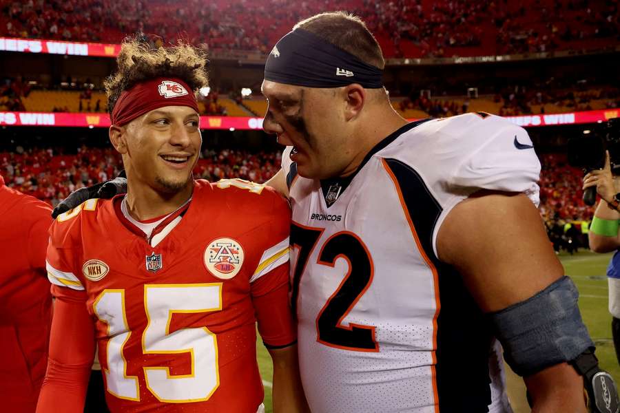 NFL: Patrick Mahomes (l.) von den Chiefs zusammen mit Garett Bolles (r.) von den Denver Broncos.