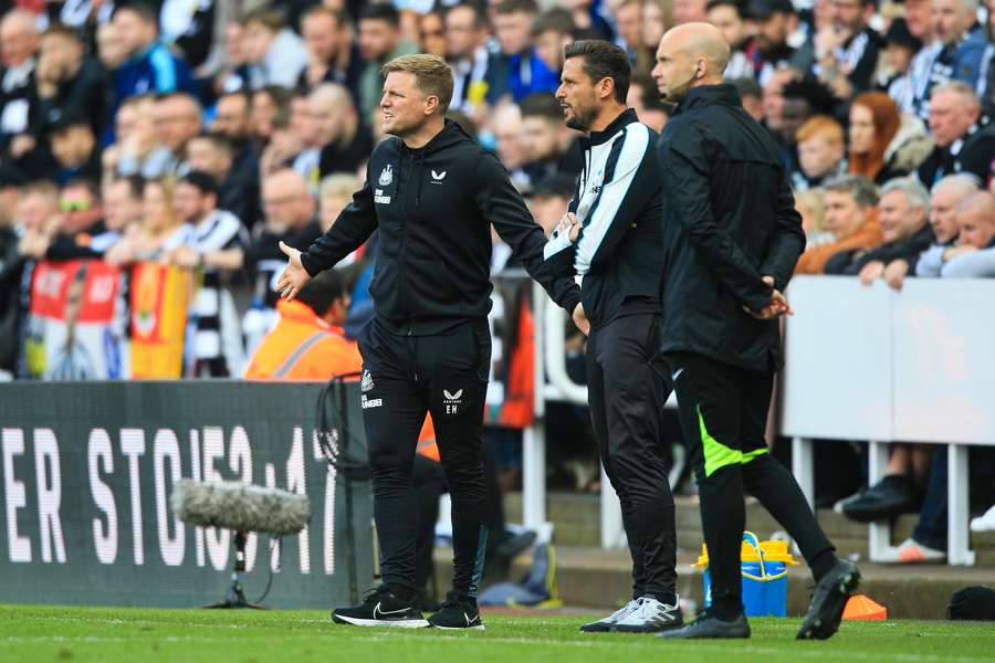 Newcastle United's English head coach Eddie Howe (L) reacts on the touchline