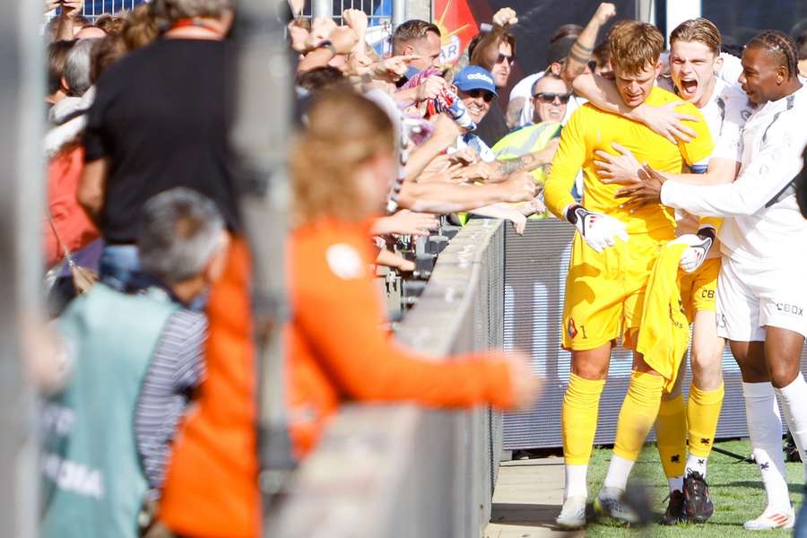 Telstar celebrate Ronald Koeman Jr.'s second goal Telstar celebrate Ronald Koeman Jr.'s second goal