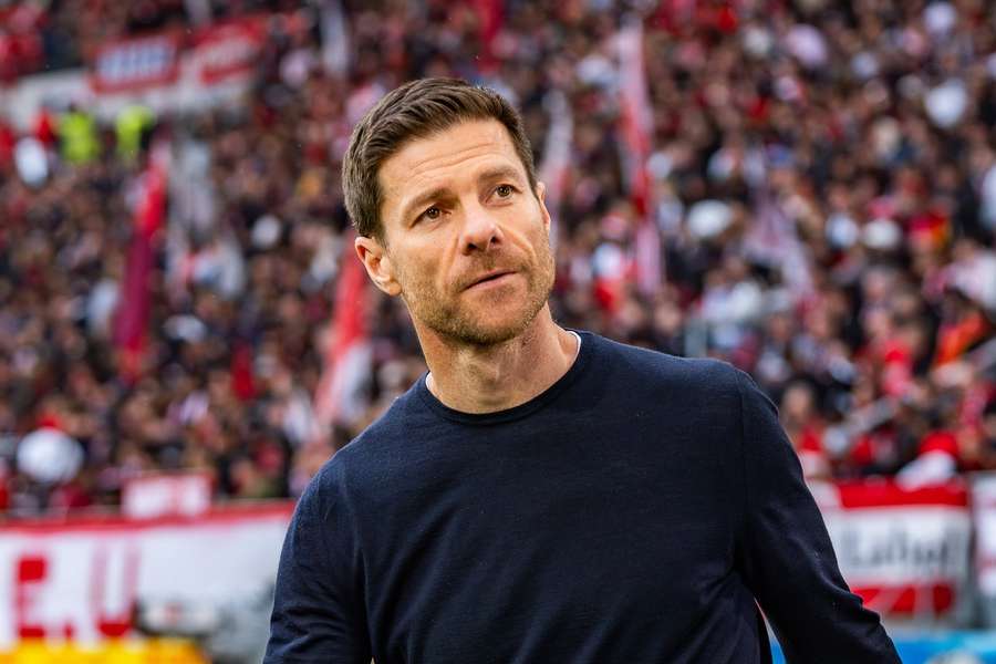 Xabi Alonso už nebude trénovat Leverkusen.