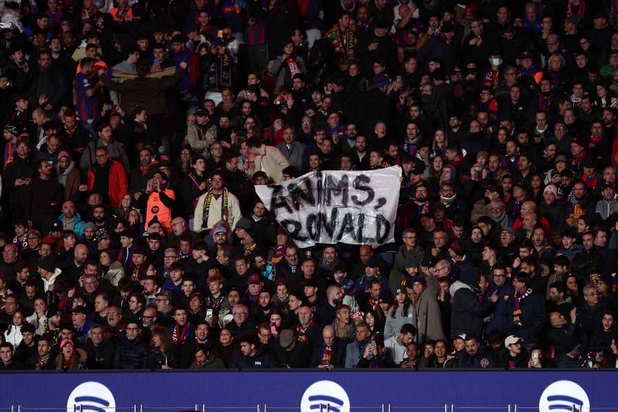Pancarta de ánimo a Araujo en el último partido del Barcelona