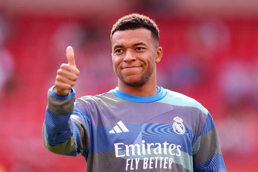 Mbappé esalta Mourinho: “Sa come vincere” e fissa l’obiettivo: “Quest’anno vinceremo dei titoli” Mbappé esalta Mourinho: “Sa come vincere” e fissa l’obiettivo: “Quest’anno vinceremo dei titoli”