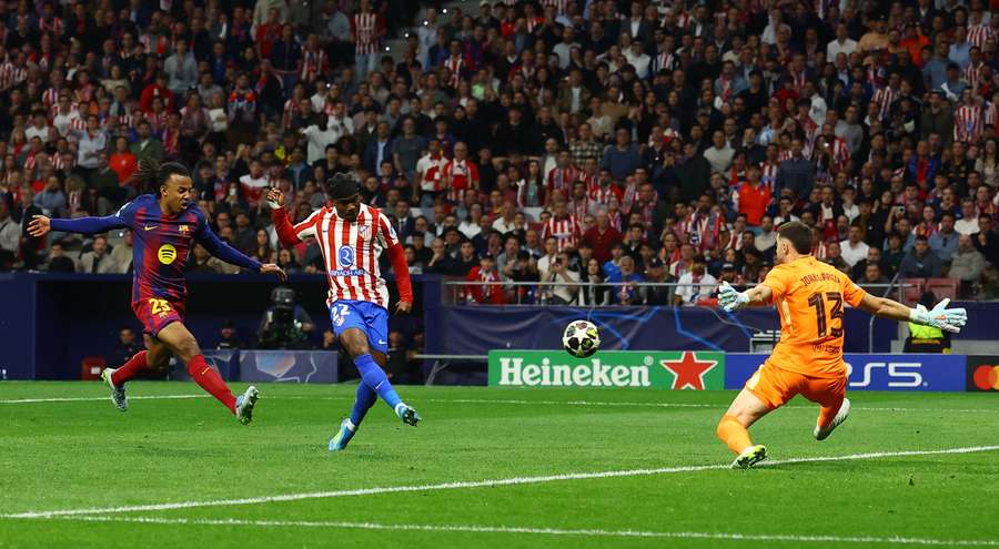 Atletico Madrid's Ademola Lookman scores past FC Barcelona's Joan Garcia