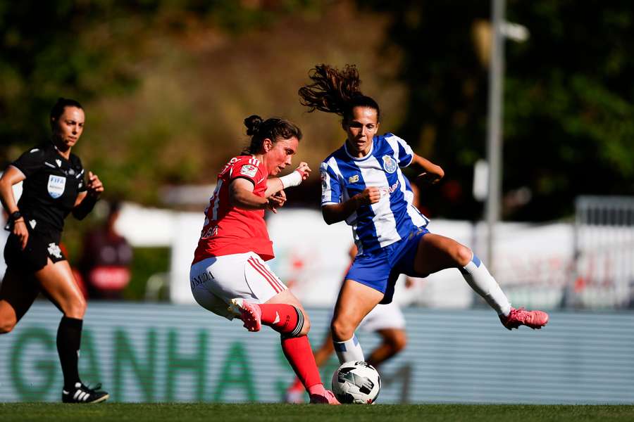 Pauleta controla a bola perante a oposição de Maria Negrão