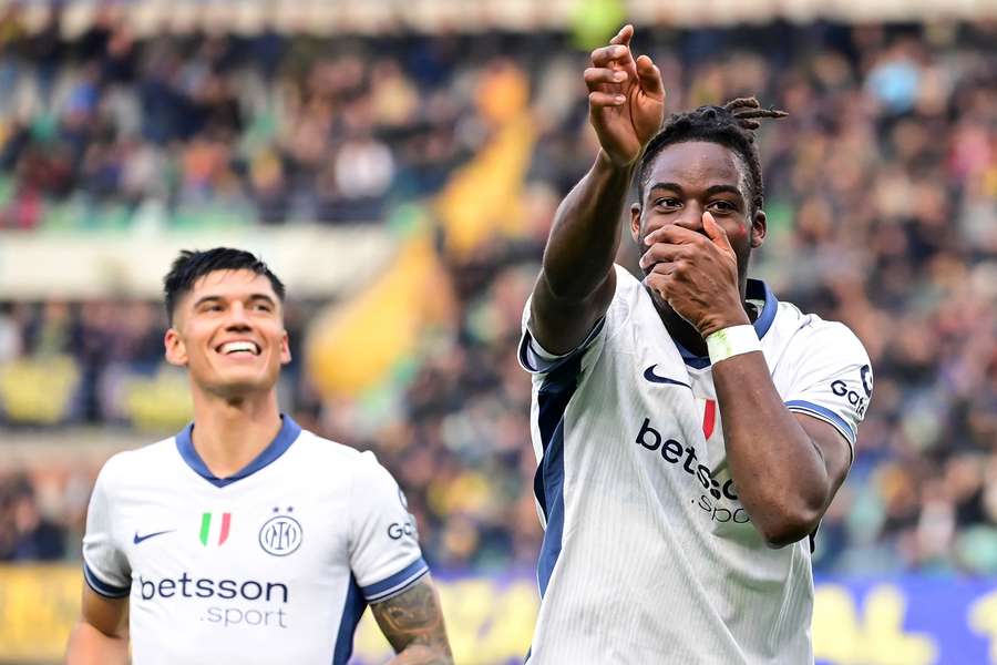 Yann Aurel Bisseck bejubelt sein Tor.