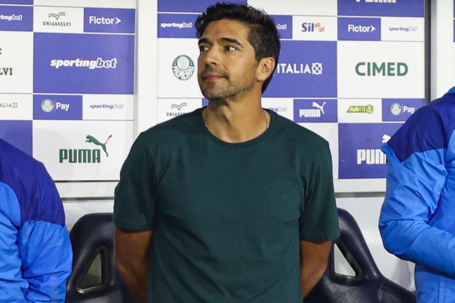 Abel antes de a bola rolar para o clássico contra o Santos 