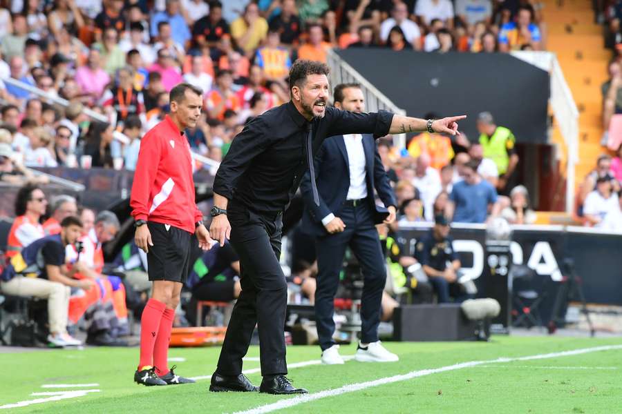 Diego Simeone e o Atlético de Madrid perderam por 3-0 para o Valência