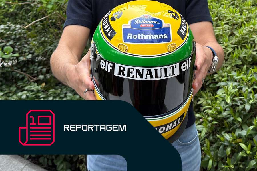 Darren Jack, colecionador canadiano de memorabilia de desportos motorizados de Toronto, posa com o capacete de corrida