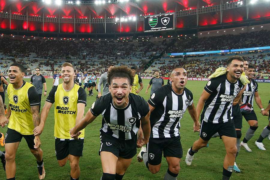 Jogadores do Botafogo vibram com vitória no clássico