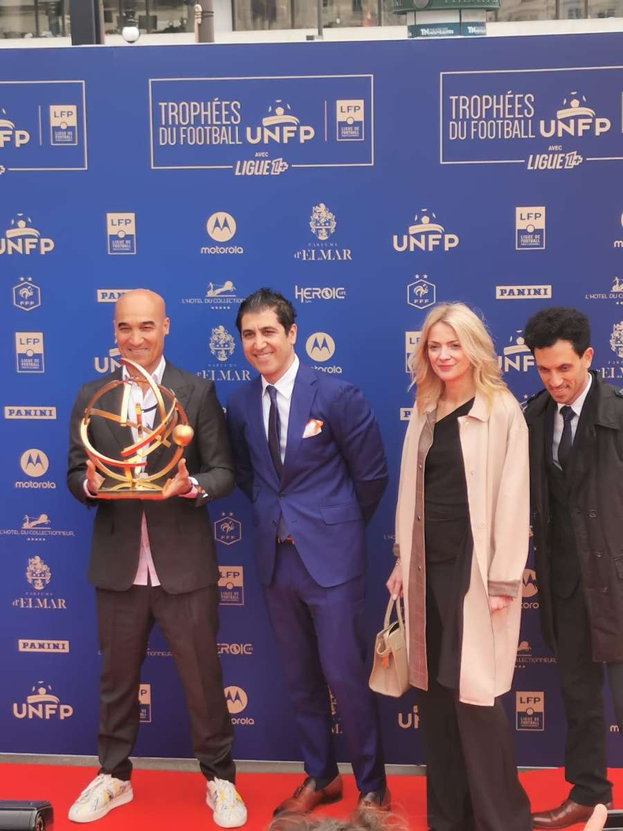 Les trophées arrivent sur le tapis rouge. Les trophées arrivent sur le tapis rouge.