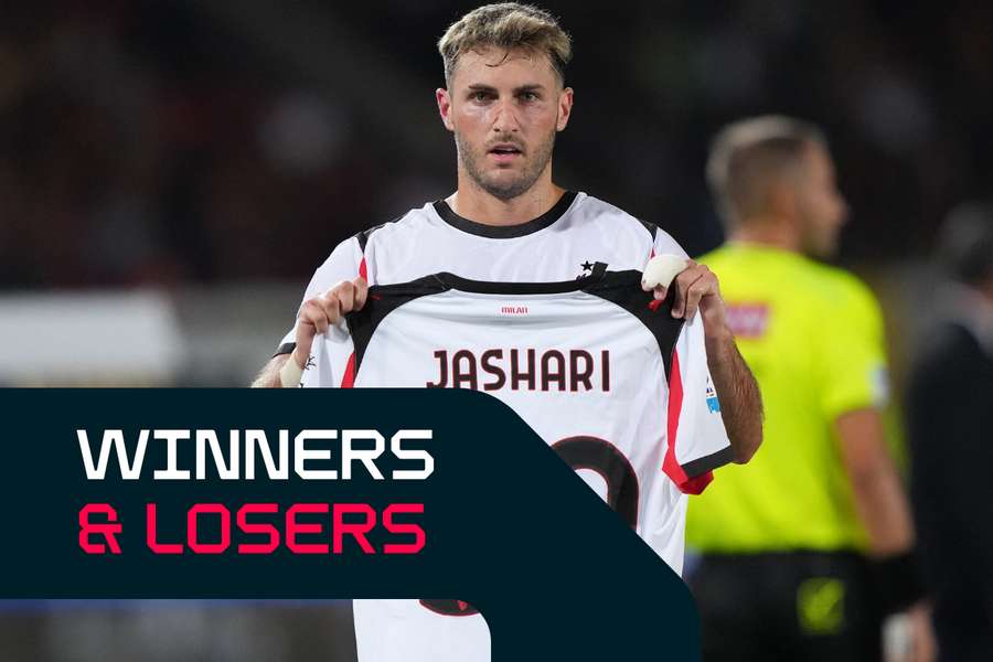 Il rossonero Santiago Giménez con la maglia del compagno di squadra infortunato, Ardon Jashari Il rossonero Santiago Giménez con la maglia del compagno di squadra infortunato, Ardon Jashari