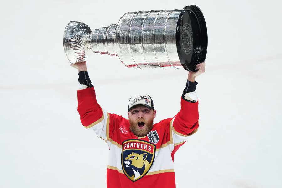 Bennett bude naďalej súčasťou Panthers.