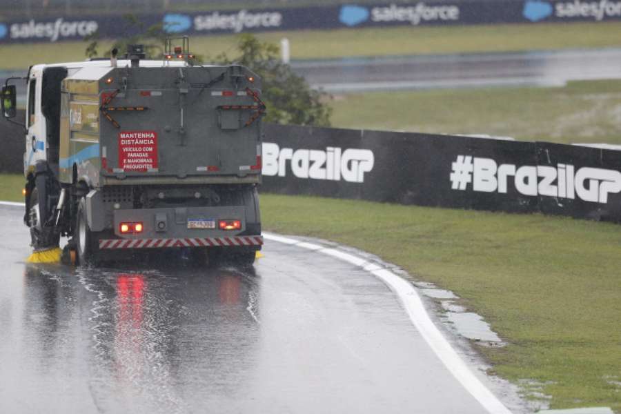 Caminhão tenta secar pista de Interlagos neste sábado