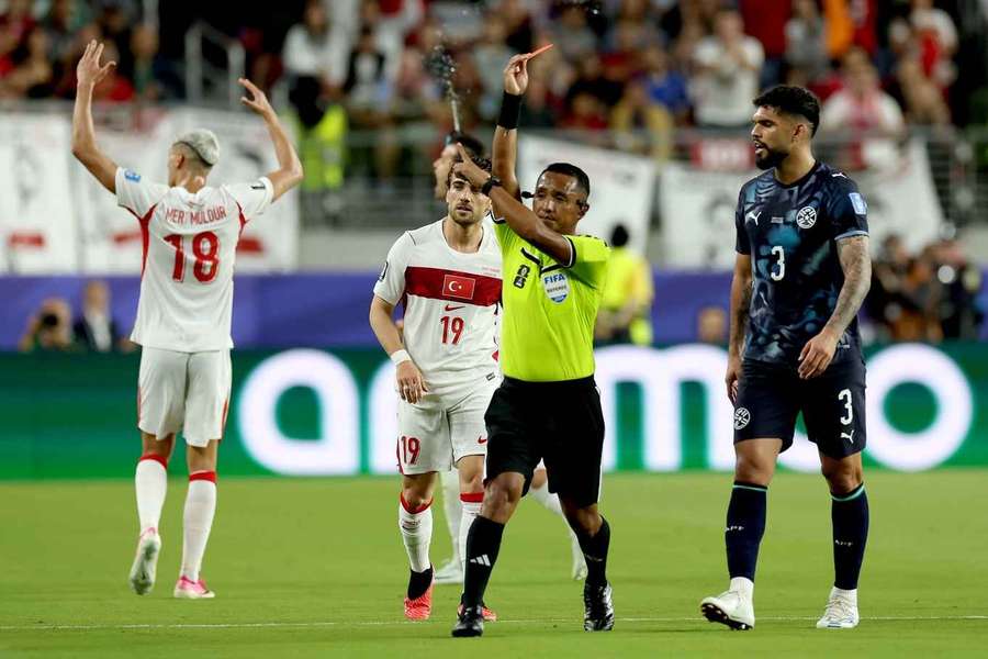 Ivan Bartons Rote Karte gegen Miguel Almiron war einer der großen Moment der WM. Ivan Bartons Rote Karte gegen Miguel Almiron war einer der großen Moment der WM.