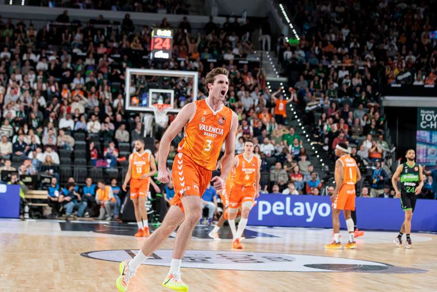 Nate Reuvers seguirá en el Roig Arena dos años más