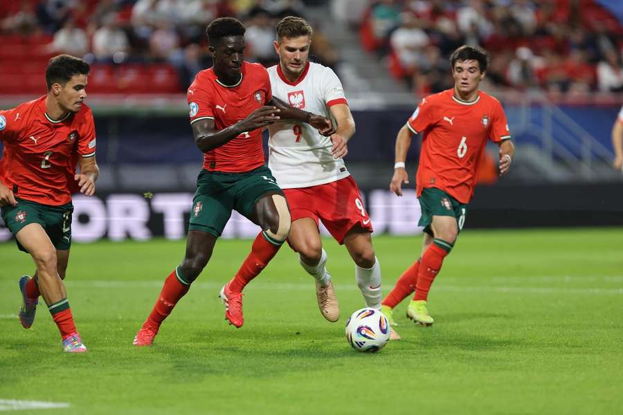 Filip Szymczak (C-R) i Chico Lamba (C-L) z Portugalii podczas meczu grupy C Mistrzostw UEFA U21 pomiędzy Polską i Portugalią w Trenczynie