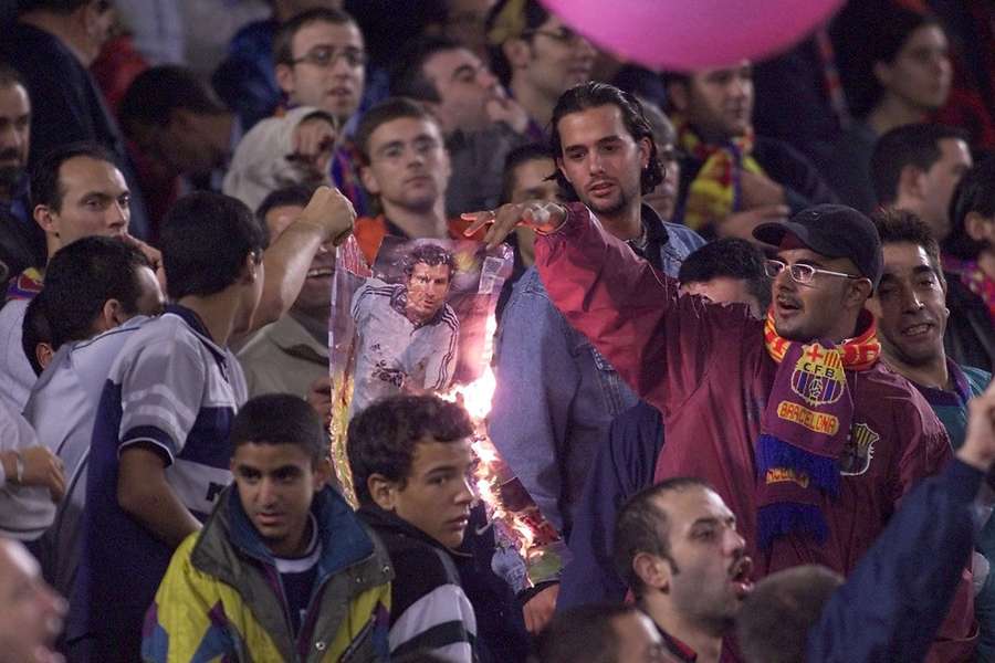 Aficionado del Barcelona quema una foto de Figo Aficionado del Barcelona quema una foto de Figo