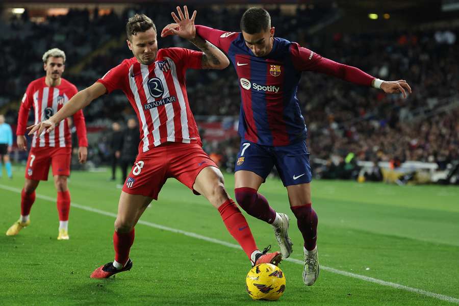 Saúl y Ferran pelean por el balón.