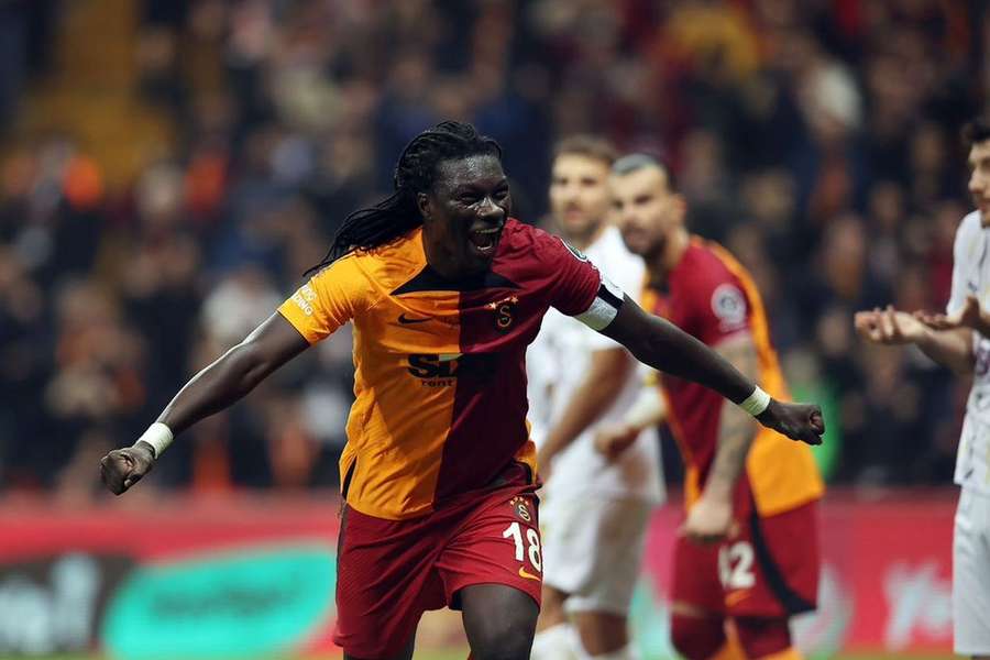 Gomis, de 37 anos, foi a grande figura, ao bisar pelo Galatasaray