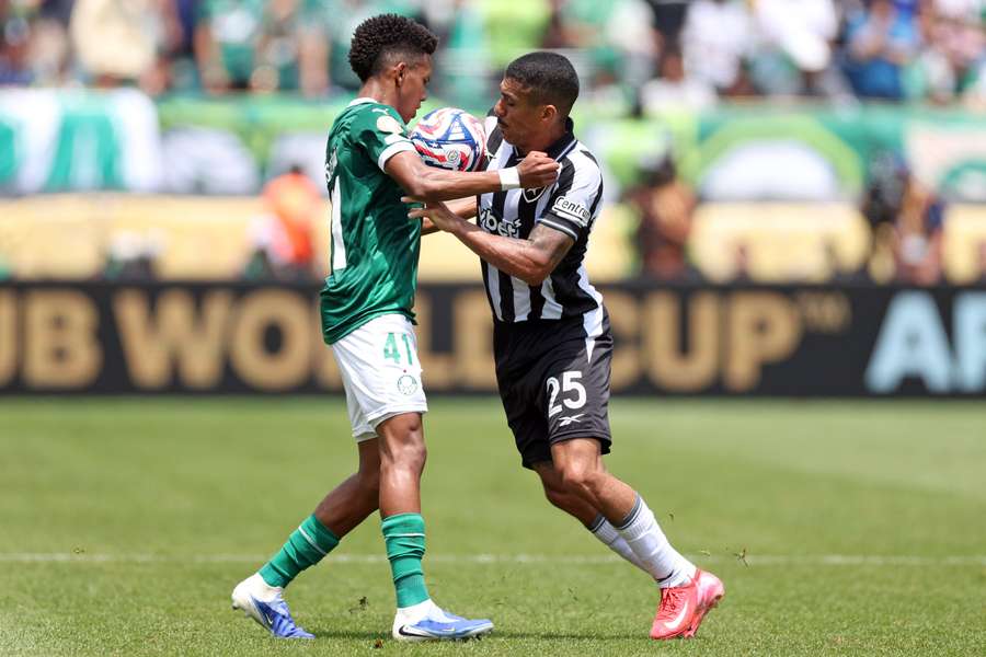 Estêvão e Allan durante disputa de bola no duelo entre Palmeiras e Botafogo, pelas oitavas de final do Mundial de Clubes Estêvão e Allan durante disputa de bola no duelo entre Palmeiras e Botafogo, pelas oitavas de final do Mundial de Clubes