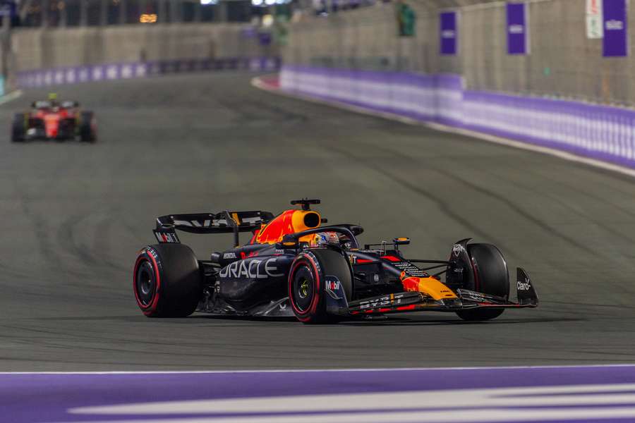 Verstappen in actie tijdens de kwalificatie op het Jeddah Corniche Circuit op 18 maart