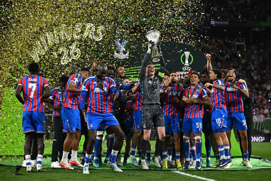 Radosť Crystal Palace z prvej veľkej európskej trofeje. Radosť Crystal Palace z prvej veľkej európskej trofeje.