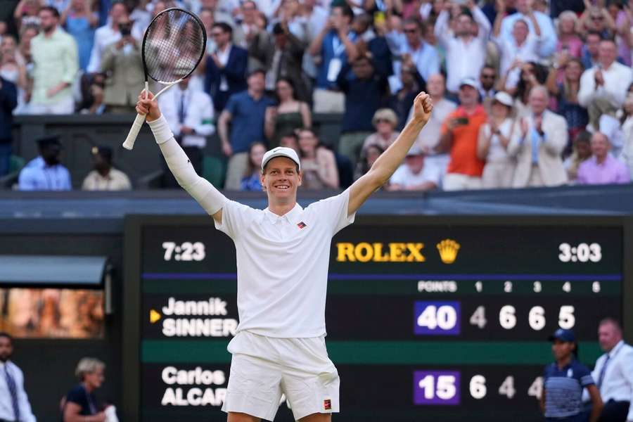 Jannik Sinner slaví proměněný mečbol ve Wimbledonském finále
