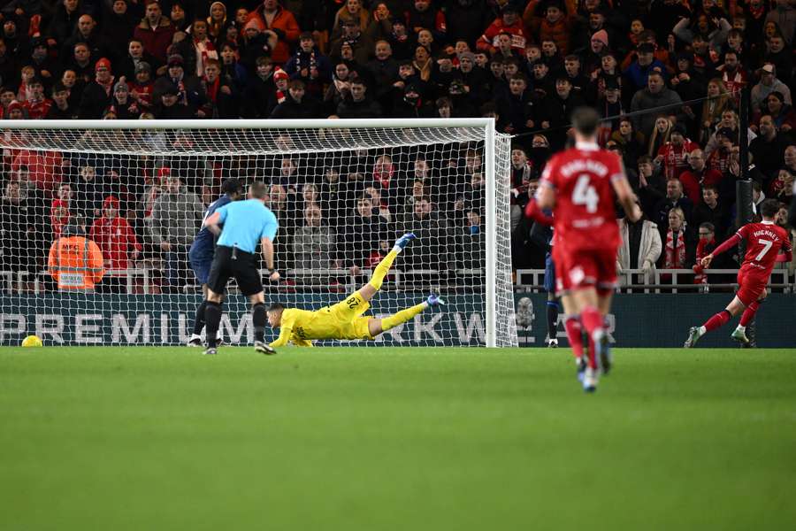 El centrocampista inglés del Middlesbrough #07 Hayden Hackney celebra tras marcar el primer gol de su equipo.