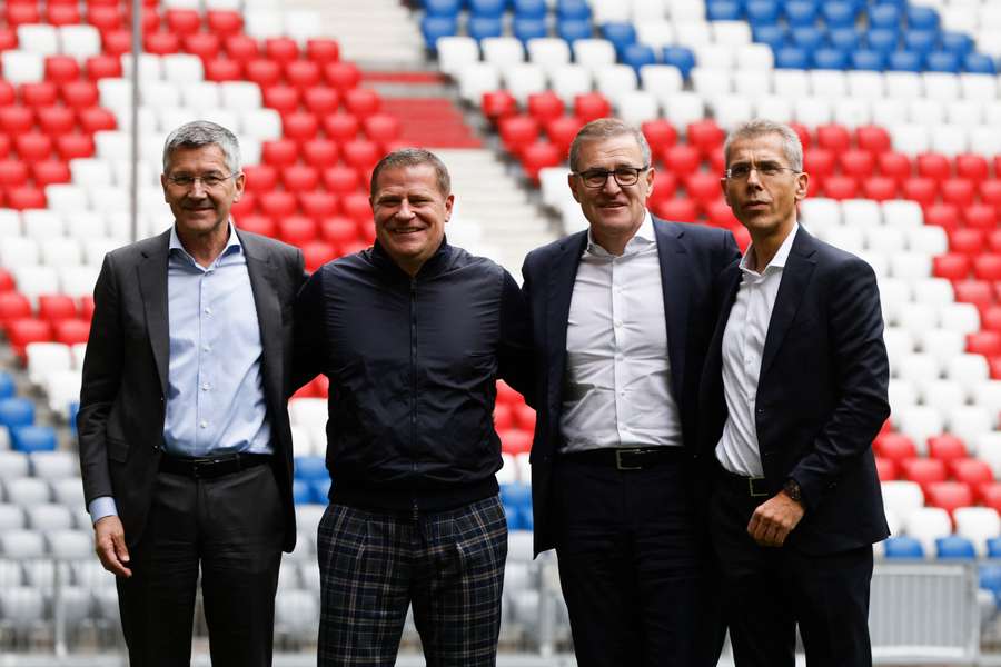 Max Eberl (2. od lewej) po inauguracyjnej konferencji prasowej w FC Bayern Monachium.
