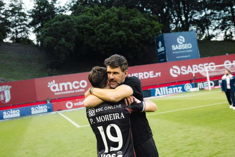 Cristiano Bacci, abraçado a Paulo Moreira, salvou Estrela da despromoção Cristiano Bacci, abraçado a Paulo Moreira, salvou Estrela da despromoção
