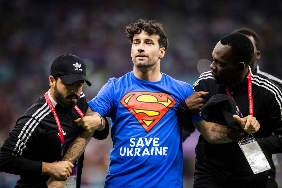 Ainda que sem confirmação oficial, várias fontes apontam que o homem será Mario Ferri, um ativista italiano Ainda que sem confirmação oficial, várias fontes apontam que o homem será Mario Ferri, um ativista italiano